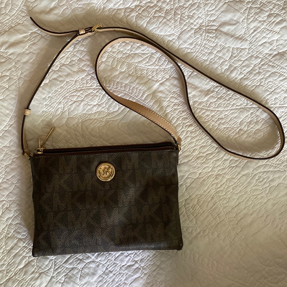 Mid size cross body Michael Kors purse! Brown and tannish nude! Multiple pockets